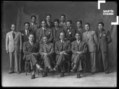 Promoción de estudiantes de la facultad de derecho junto a catedráticos de la Universidad San Antonio Abad del Cuzco