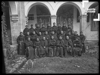 Retrato de franciscanos en el claustro del convento de la Recoleta