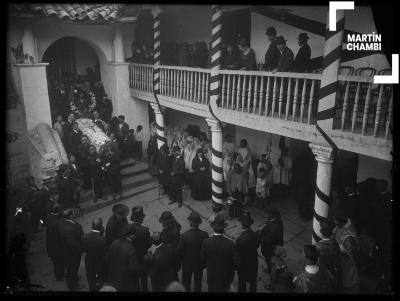 Funeral cuzqueño no identificado. En el ataúd se ubican las iniciales  G.E.C.