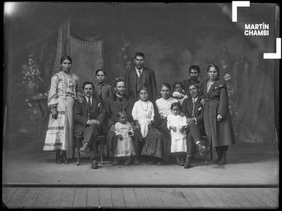 Retrato de familia no identificada en estudio fotográfico