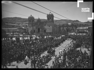 Funeral del aviador Alejandro Velasco Astete. Plaza de Armas, Cuzco