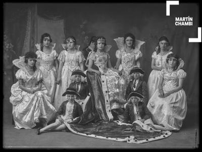 Retrato de Doris de La Torre Romainville, reina del carnaval del Cuzco junto a corte de honor
