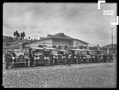 Exhibición de automóviles en la estación de Huanchac