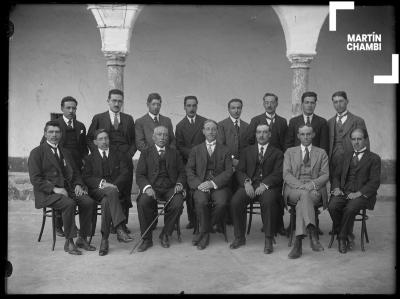 Retrato de catedráticos de la Universidad San Antonio Abad del Cuzco junto al  rector Albert Giesecke
