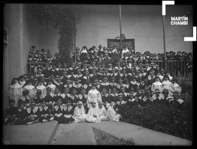 Retrato de personal y escolares del Colegio Nacional de Educandas