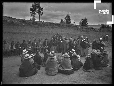 Personas no identificadas descansando en el cementerio después de funeral