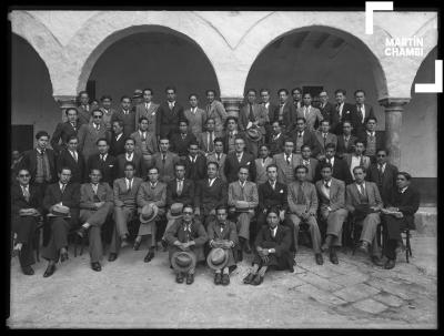 Estudiantes universitarios junto al catedrático Dr. Federico Ponce de León en la Universidad San Antonio Abad del Cuzco