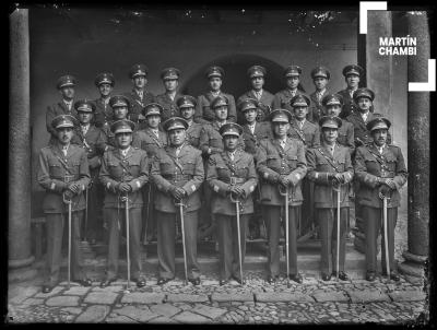 Retrato del personal de oficiales militares del regimiento Nº 9 de infantería