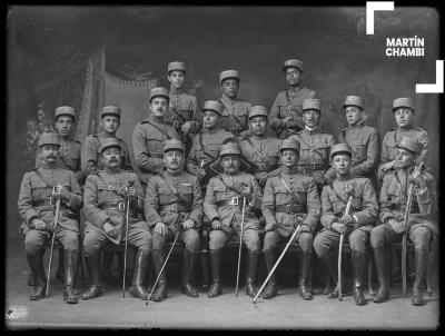 Retrato de militares no identificados en estudio fotográfico