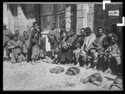 Personas no identificadas descansando después de la procesión del Corpus Christi. Templo de Santiago, Cuzco