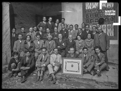 Retrato del personal de la Caja de Depósitos y Consignaciones del Cuzco, reunión en honor al director Andrés Lindow García