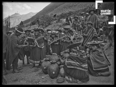 Campesinos de Quiquijana no identificados tomando chicha