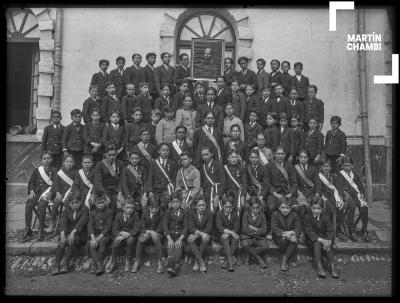 Retrato de escolares del Colegio Salesianos, primeros puestos de excelencia y catequistas, sosteniendo el retrato de su santo patrono San Francisco de Sales