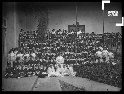 Retrato de personal y escolares del Colegio Nacional de Educandas