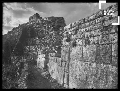 Vista de la subida a la Intihuatana y el muro del templo principal, Machu Picchu