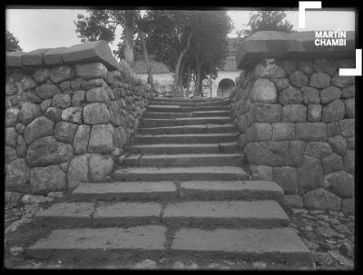 Entrada a la plaza del templo de Chinchero