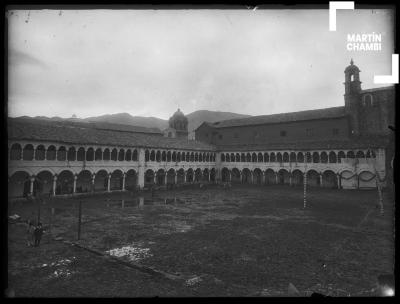 Grupo de músicos militares en el segundo claustro del templo de la Compañía de Jesús