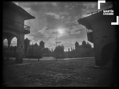 Amanecer en la Plaza de Armas, esquina de calle Espaderos con calle Plateros. Imagen titulada &quot;Amanecer&quot; en la Plaza de Armas del Cuzco