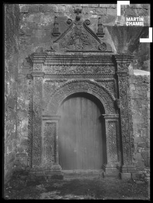 Portada exterior del templo de Santiago Apóstol de Pomata, Puno