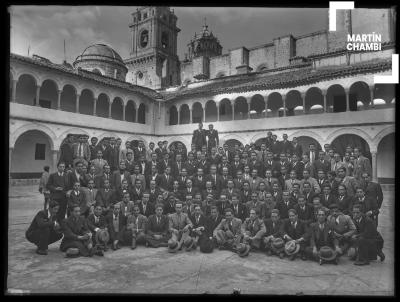 Estudiantes universitarios junto a catedráticos de la Universidad San Antonio Abad del Cuzco