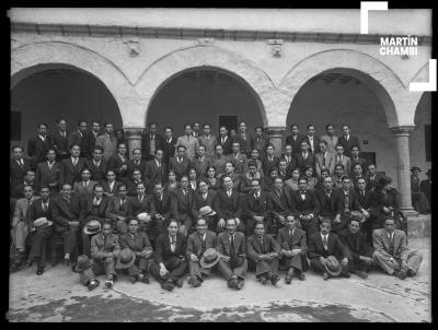 Estudiantes universitarios junto a catedráticos de la Universidad San Antonio Abad del Cuzco