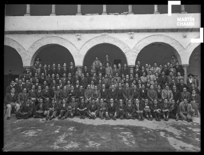 Estudiantes universitarios junto a catedráticos de la Universidad San Antonio Abad del Cuzco