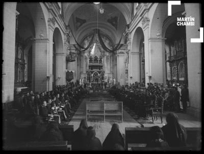 Capilla ardiente de Marcos Medina en el templo de La Merced. En el arco mortuorio se registra "Héroe del 2 de Mayo y Tarapacá"