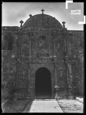 Entrada lateral del templo de Santiago Apóstol de Pomata, Puno