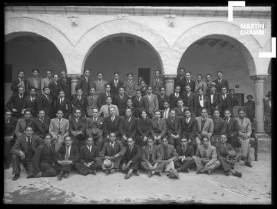 Estudiantes universitarios junto al catedrático Dr. Federico Ponce de León en la Universidad San Antonio Abad del Cuzco