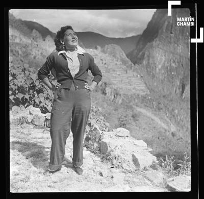 Retrato de Julia Chambi en Machu Picchu