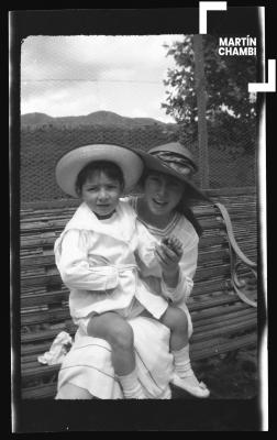 Retrato de mujer y niño no identificados