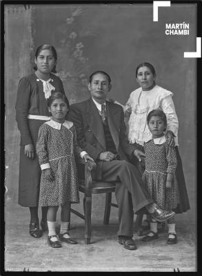 Retrato de familia no identificada en estudio fotográfico