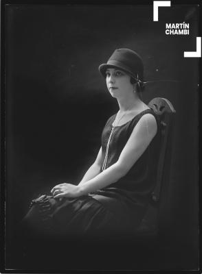 Retrato de mujer no identificada en estudio fotográfico