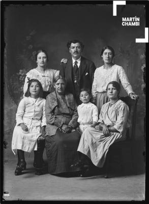 Retrato de familia no identificada en estudio fotográfico