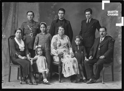 Retrato de familia no identificada en estudio fotográfico