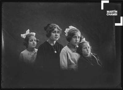 Retrato de hermanas no identificadas en estudio fotográfico