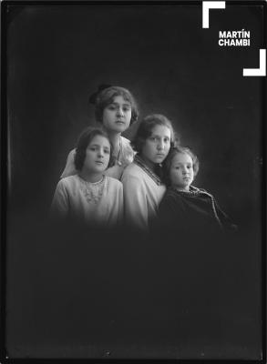 Retrato de hermanas no identificadas en estudio fotográfico