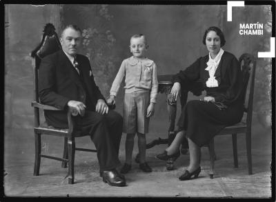 Retrato de familia no identificada en estudio fotográfico