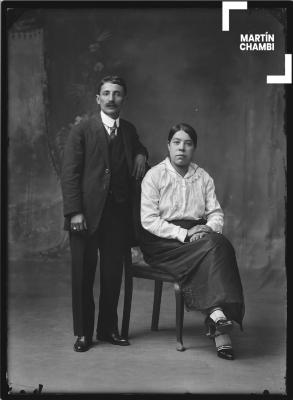 Retrato de pareja no identificada en estudio fotográfico