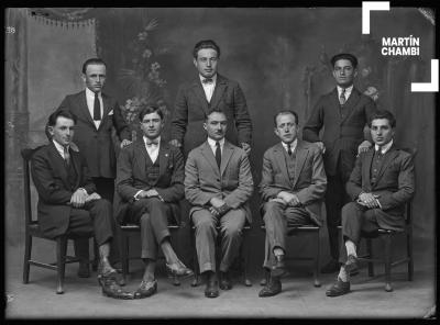 Retrato de hombres no identificados en estudio fotográfico