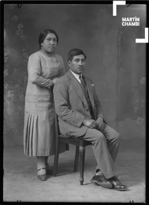 Retrato de pareja no identificada en estudio fotográfico