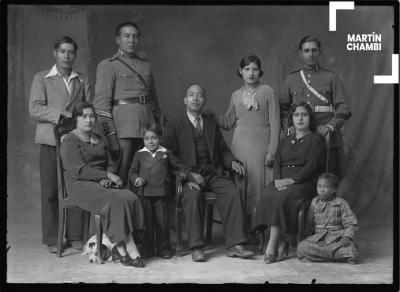 Retrato de familia no identificada en estudio fotográfico