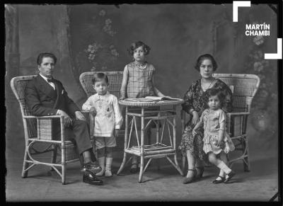 Retrato de familia no identificada en estudio fotográfico