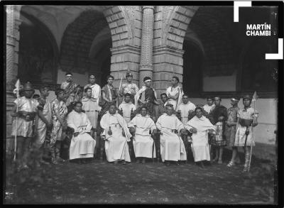 Miembros de la comunidad mercedaria junto a alumnos del Colegio de la Merced disfrazados para una representación teatral