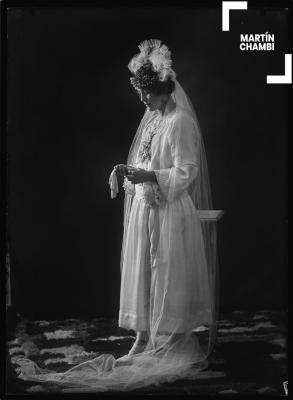 Retrato de mujer no identificada en estudio fotográfico