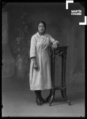 Retrato de mujer no identificada en estudio fotográfico