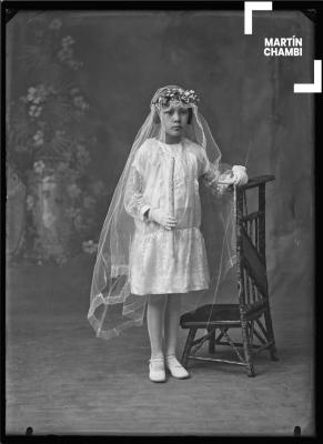 Retrato de niña no identificada en primera comunión en estudio fotográfico