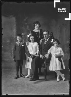 Retrato de familia no identificada en estudio fotográfico