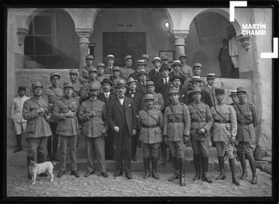 Retrato de oficiales militares con presencia de autoridades civiles en la inauguración del Cuartel de Artillería N° 4