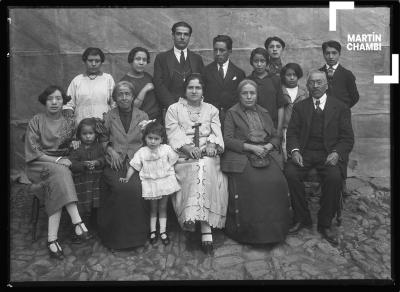 Retrato de la familia de familia no identificada con presencia de Roberto Ojeda Campana